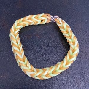 Light green and gold fishtail rubber band bracelet